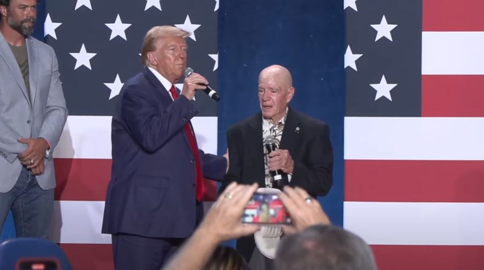 MOVING: Vietnam vet gives his purple heart to President Trump